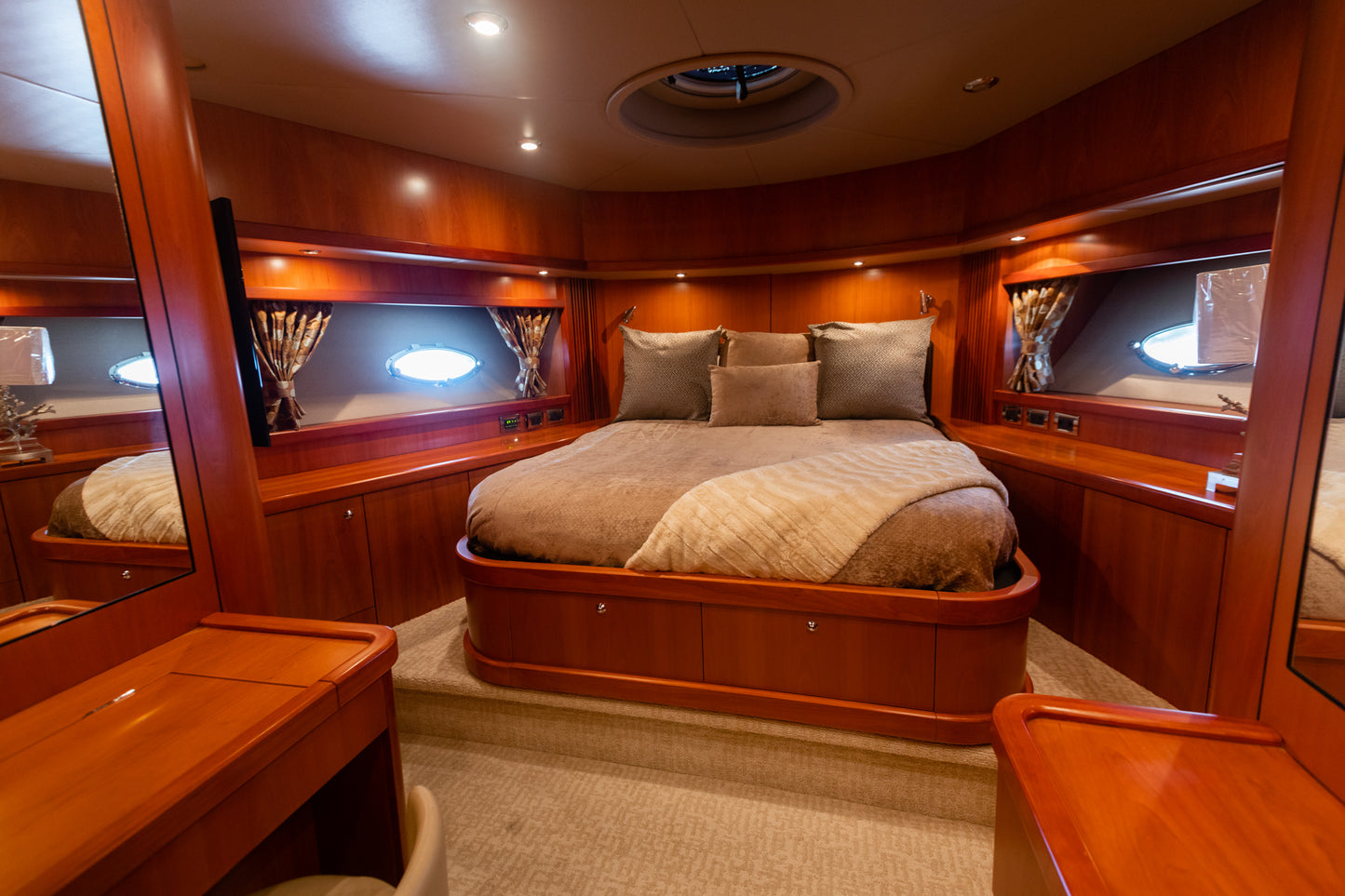 SUNSEEKER PREDATOR 82’ MEGA YACHT